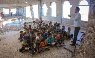 students-sitting-in-classroom-on-floor-in-Yemen